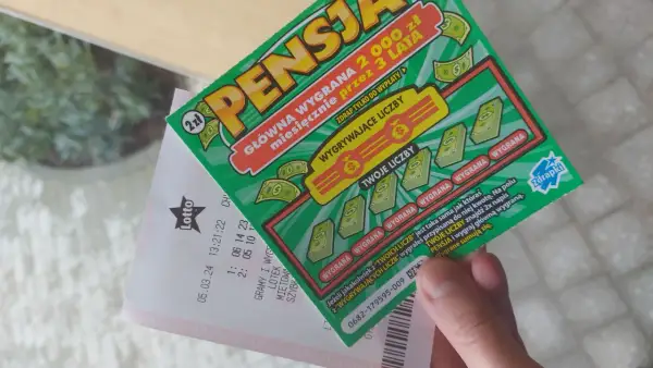 Zielona zdrapka "Pensja" z symbolem 2 zł i kuponem Lotto. Czy to właśnie te zdrapki najczęściej wygrywają?