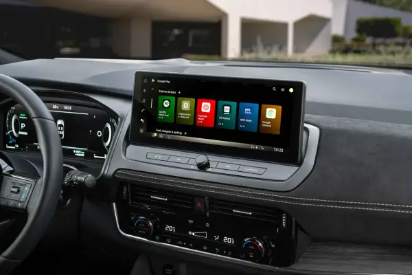 Interiörbild på en Nissan Qashqai hybrid med en stor pekskärm som visar Google Play. Upptäck det senaste nissan qashqai hybrid priset.