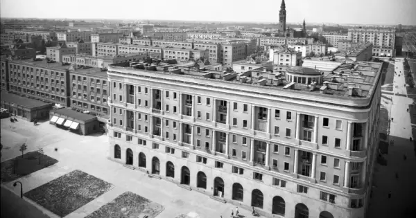 Jak sprawdzić czy budynek jest wpisany do rejestru zabytków? Na zdjęciu widać architekturę miejską z okresu PRL.