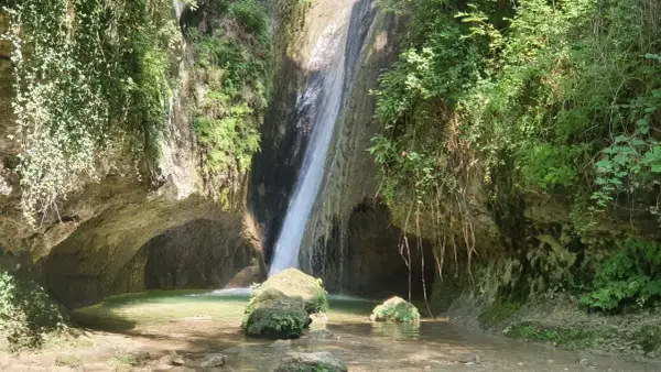 Cascata nascosta, ideale per le tue passeggiate Verona e dintorni. Acqua cristallina e vegetazione lussureggiante creano un'oasi di pace.