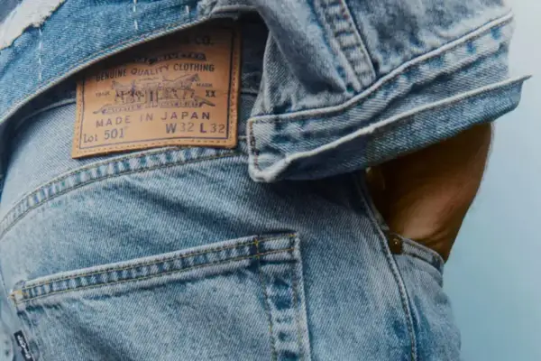 Zbliżenie na metkę jeansów Levi's z napisem "Made in Japan". Zastanawiasz się, jak często prać jeansy, by zachowały swój wygląd?