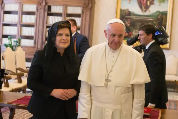 Papież Franciszek w białym stroju i kobieta w czarnej żałobnej kreacji z welonem.