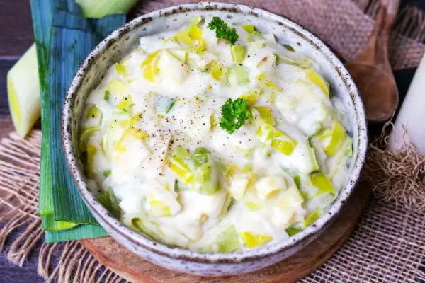 Cremiger Lauch in einer Schüssel, garniert mit Petersilie. Ein Beweis für einfache Porree Rezepte, die köstlich aussehen.