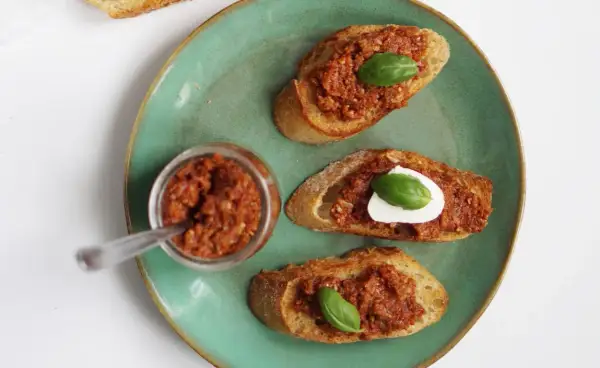 Pesto pomidorowe: do czego pasuje? Odkryj 20+ inspiracji!