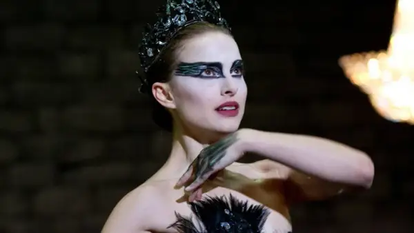 Natalie Portman w filmie "Czarny Łabędź" w roli Niny, z charakterystycznym makijażem i koroną.