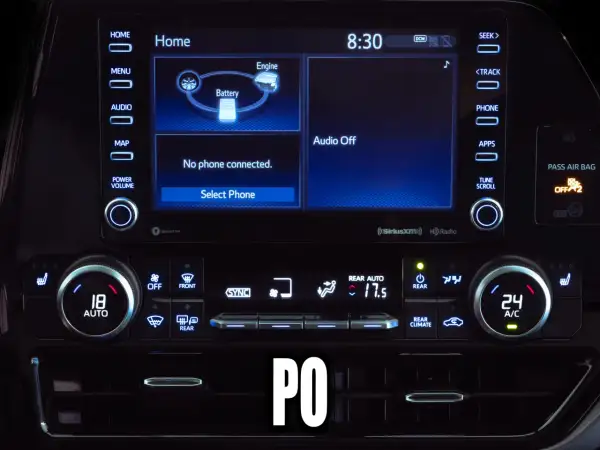 Panel klimatyzacji w Toyocie Yaris. Jak włączyć chłodzenie? Sterowanie temperaturą i nawiewem znajduje się poniżej ekranu.