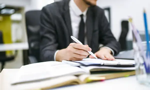 Biznesmen analizuje dokumenty związane z prokura niestandaryzowany sekurytyzacyjny fundusz inwestycyjny zamknięty.