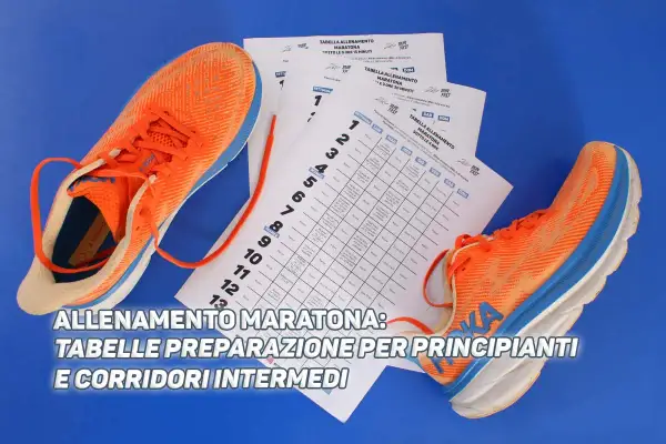 Scarpe da corsa arancioni accanto a tabelle di allenamento per maratona, inclusa una tabella maratona 3 ore 30.