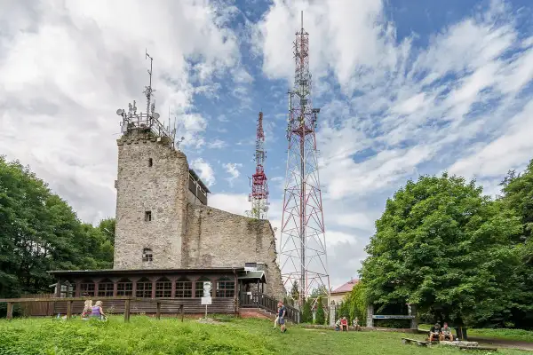Wieża widokowa i maszty telekomunikacyjne na szczycie Chełmiec.