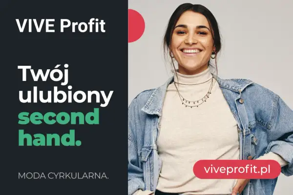 Uśmiechnięta młoda kobieta w dżinsowej kurtce i golfie. VIVE Profit - Twój ulubiony second hand, gdzie znajdziesz marki premium. Moda cyrkularna.