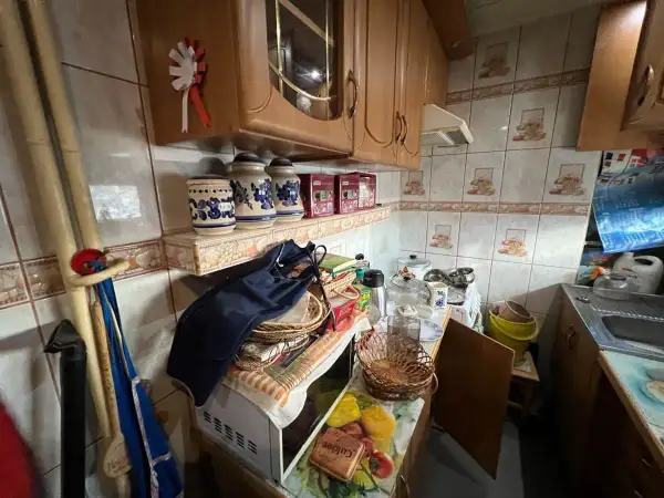 Kuchnia w stylu retro, gdzie chorobliwe bałaganiarstwo tworzy artystyczny nieład. Słoje, fartuch, koszyki i sprzęty kuchenne tworzą chaotyczną, ale swojską atmosferę.