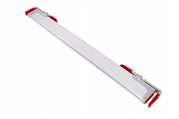 Aluminiowa belka spinająca z czerwonymi uchwytami, na białym tle.