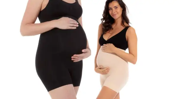 Dos mujeres embarazadas muestran ropa premamá. Descubre cuándo usar ropa premamá para mayor comodidad y soporte.