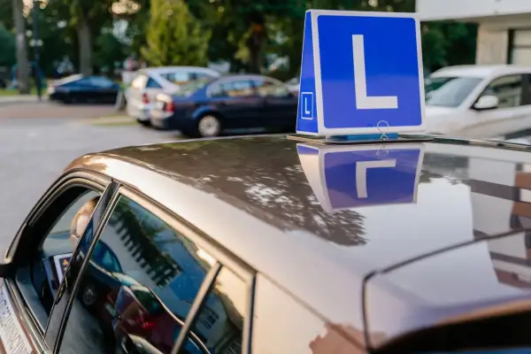 Znak "L" na dachu samochodu. Zastanawiasz się, ile trwa egzamin zawodowy pisemny?