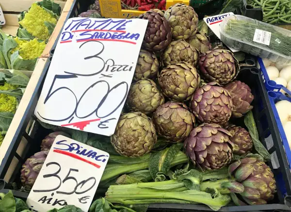 Frische Artischocken von Sardinien, die Frage "wie schmeckt Artischocke" wird durch ihren erdigen, leicht nussigen Geschmack beantwortet.
