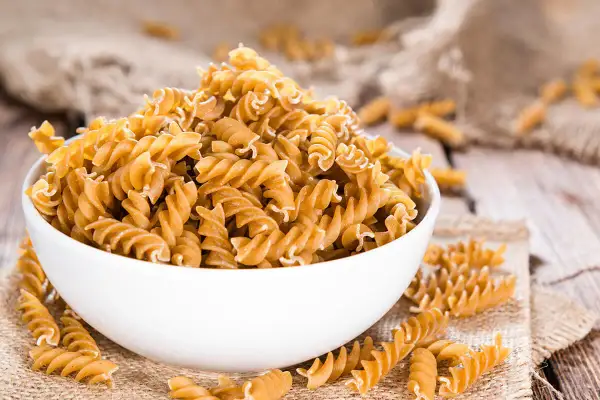 Una ciotola di fusilli integrali, un alimento che molti credono faccia ingrassare, ma che in realtà, se consumato con moderazione, è un'ottima fonte di fibre.