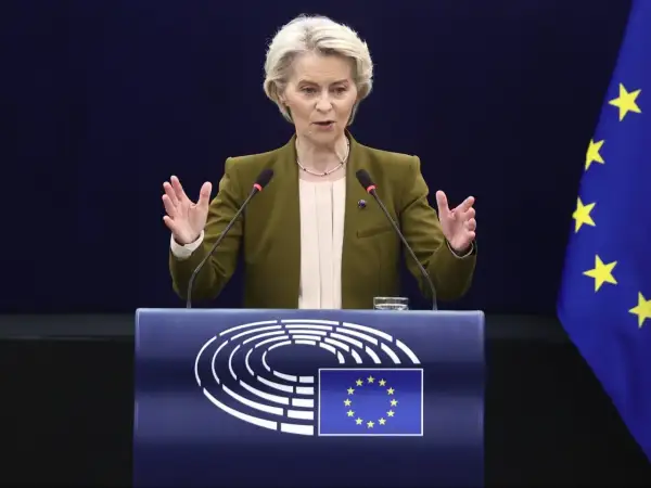 Ursula von der Leyen przemawia przy mównicy z logo Parlamentu Europejskiego i flagą UE.