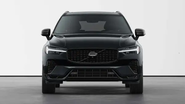 Elegancki, czarny Volvo XC60 Black Edition z charakterystycznym grillem i światłami LED.
