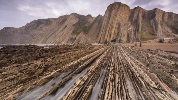Impresionante playa de Zumaia, España, con formaciones rocosas que parecen sacadas de Juego de Tronos.