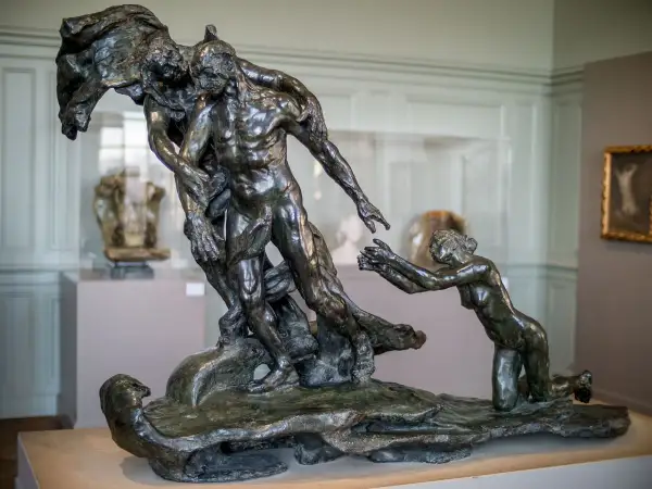 Dynamiczne dzieła Camille Claudel: walka postaci, jedna wyciąga ręce do drugiej.