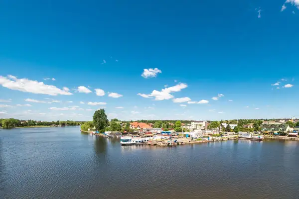 Port w Augustowie z widokiem na jezioro i zabudowania. Idealne miejsce na odkrywanie augustowskich atrakcji.