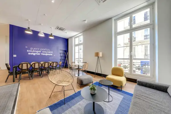 Un espace de travail lumineux et accueillant, idéal pour l'organisation et la collaboration. Des sièges confortables, des tables et une décoration inspirante.