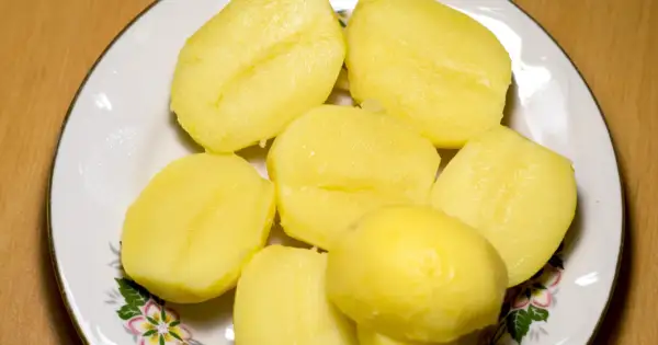 Gotowane ziemniaki na talerzu. Czy cukrzyk może jeść ziemniaki? Tak, ale z umiarem i w odpowiedniej formie.
