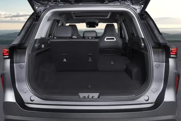 Maletero abierto de un coche, mostrando su gran capacidad. Las medidas ebro s700 son ideales para viajes largos.
