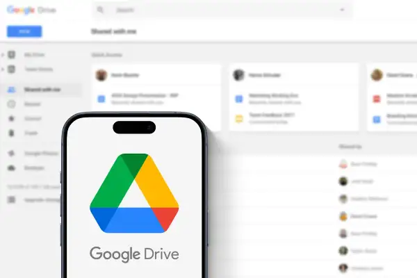 Telefon z logo Google Drive na ekranie, w tle interfejs usługi.