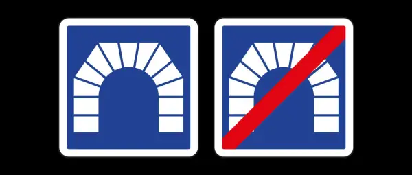 Deux panneaux routiers bleus : un tunnel et la fin d'un tunnel barré d'une croix rouge. Quel feu !