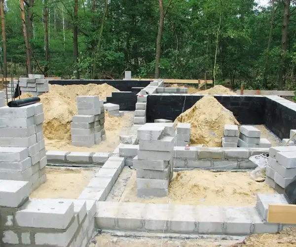 Czym malować ściany fundamentowe, aby uniknąć kosztownych błędów?
