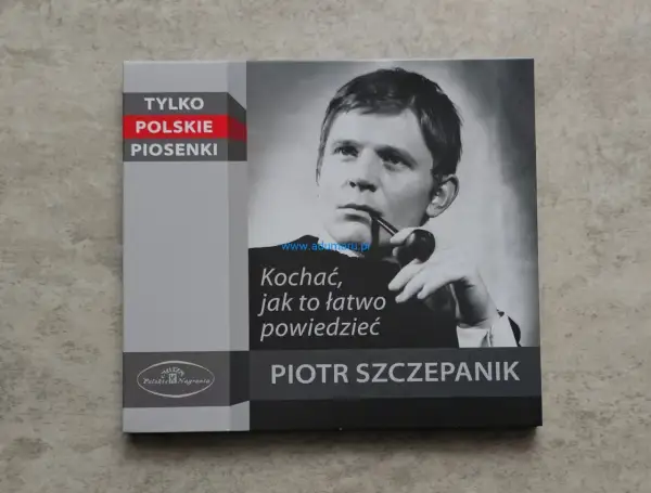 Piotr Szczepanik na okładce płyty "Tylko polskie piosenki". Wizerunek artysty z fajką i tytułem "Kochać, jak to łatwo powiedzieć".