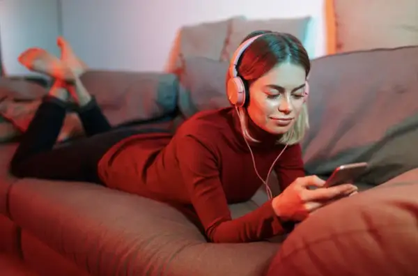 Jak zmieniają się nasze nawyki grania? Od tradycyjnych salonów gier do świata rozrywki online