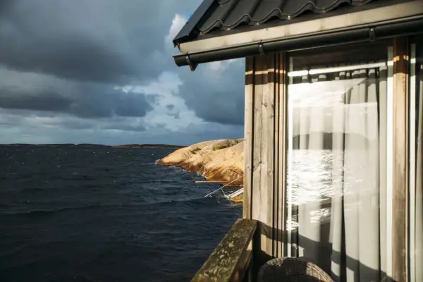 Vacker utsikt från strandvillan i Lysekil över ett stormigt hav och klippor.