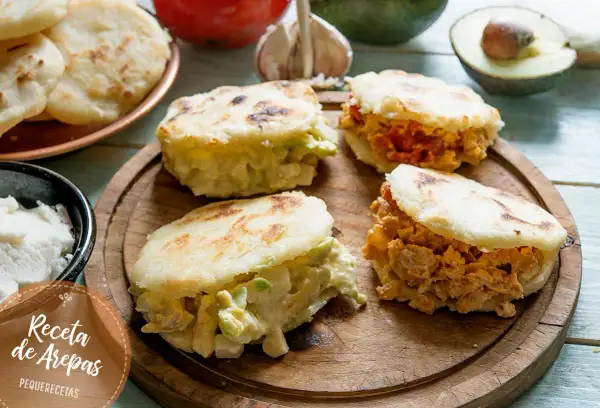 Arepas colombianas rellenas de pollo y aguacate, listas para disfrutar.