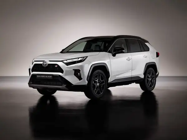 Biały Toyota RAV4 Hybrid GR Sport 2023 z czarnym dachem i felgami, prezentujący sportowy design.