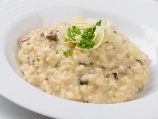 Cremiges Pilzrisotto mit Parmesan und Schnittlauch. Der Unterschied bei der Zubereitung von Risotto Reis macht diese Köstlichkeit aus.