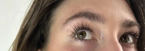 Occhi con ciglia lunghe e folte, effetto ciglia finte ottenuto con mascara.