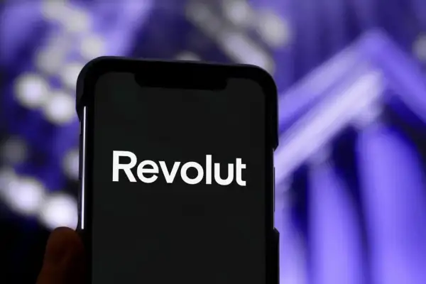 Smartfon z logo Revolut. Szybkie płatności Revolut Pay ułatwiają codzienne transakcje.