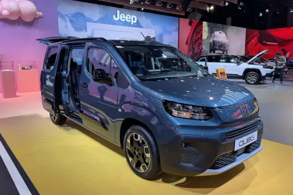 Nuovo Fiat Qubo 2026, un veicolo versatile con porte aperte, pronto per l'avventura.
