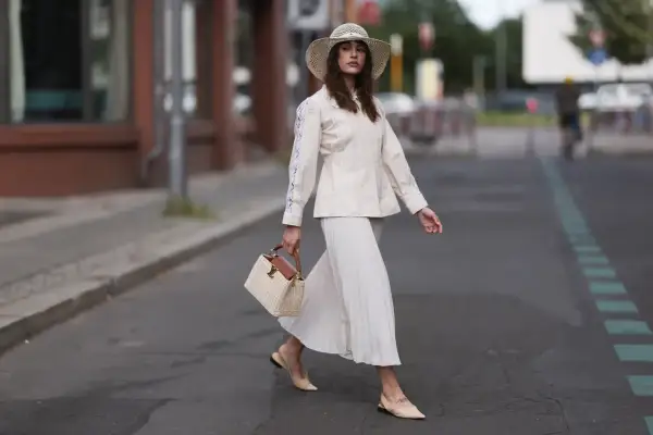 Spódnica maxi i płaskie buty: Jak nosić modnie i wygodnie?