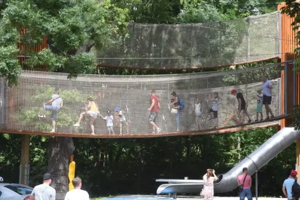 Rodziny bawią się na wielopoziomowych kładkach z siatki, zjeżdżalni i drabinkach. To z pewnością najlepszy park linowy w Polsce!