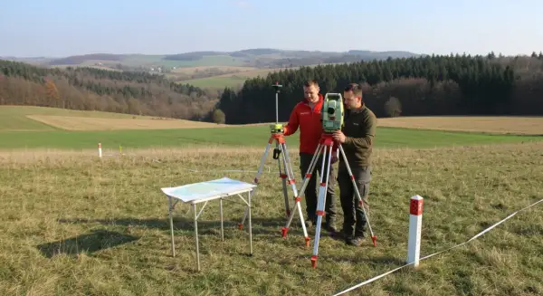 Wytyczenie budynku przez geodetę: Koszty, czynniki, na co uważać?