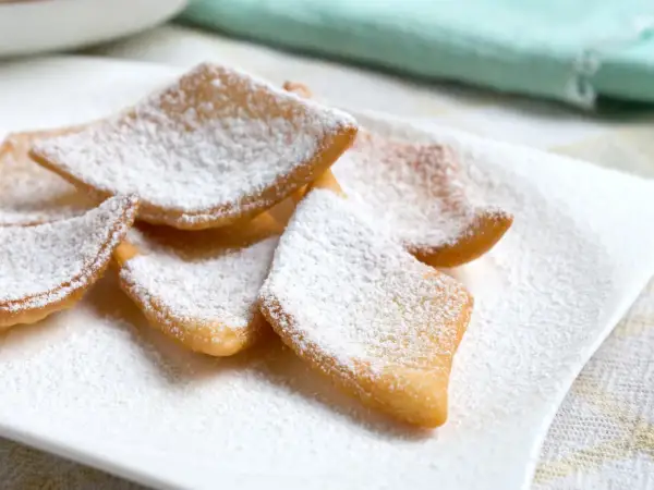 Leckere Schmalzkuchen, bestäubt mit Puderzucker. Ein einfaches schmalzkuchen rezept für den Genuss.