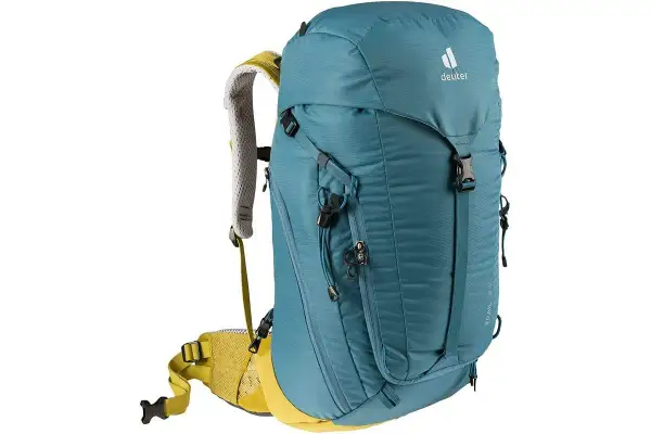 Mochila Deuter azul turquesa y amarilla, ideal como material para el Camino de Santiago. Resistente y cómoda para largas caminatas.