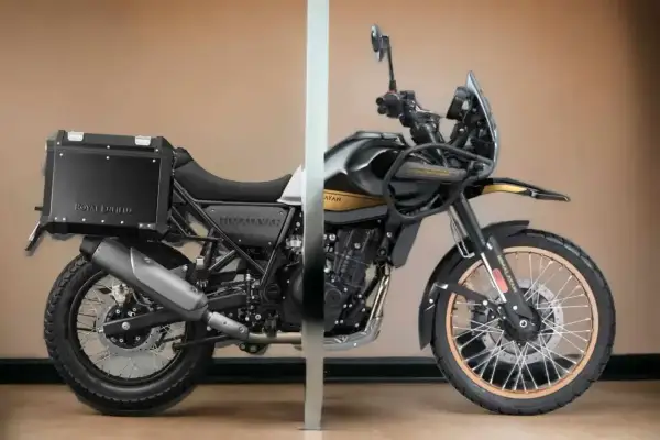 Dwóch połówek motocykla Royal Enfield Himalayan, z czarną kufrem z tyłu i osłoną silnika z przodu, gotowych na przygodę.