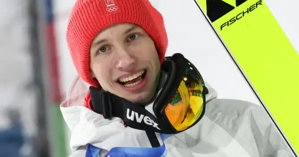 Kacper Tomasiak, młody skoczek narciarski, cieszy się z sukcesu. Jego wiek to zaledwie początek kariery.