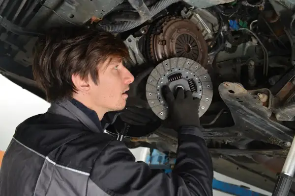 Miękki pedał sprzęgła? Odpowietrz układ i oszczędź na mechaniku!