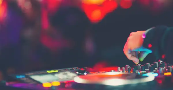 Jak zostać DJ-em w klubie i uniknąć najczęstszych błędów