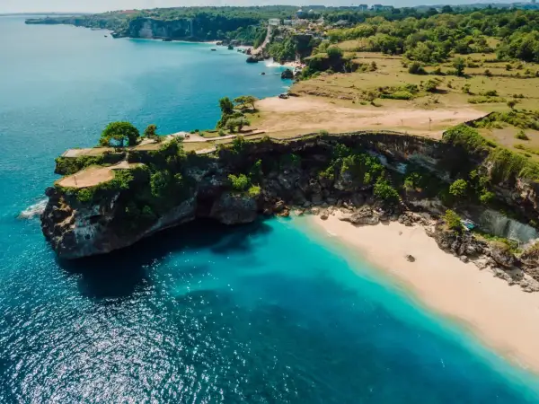 Malownicze klify i piaszczyste plaże Bali, z turkusową wodą oceanu. Idealne miejsce na relaks.